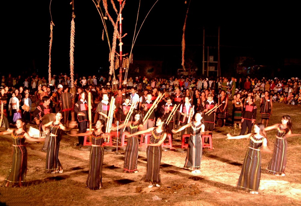 Ethnic minorities in highlands provinces performing a dance (Photo: U. Phuong) Ethnic minorities in highlands provinces performing a dance (Photo: U. Phuong)